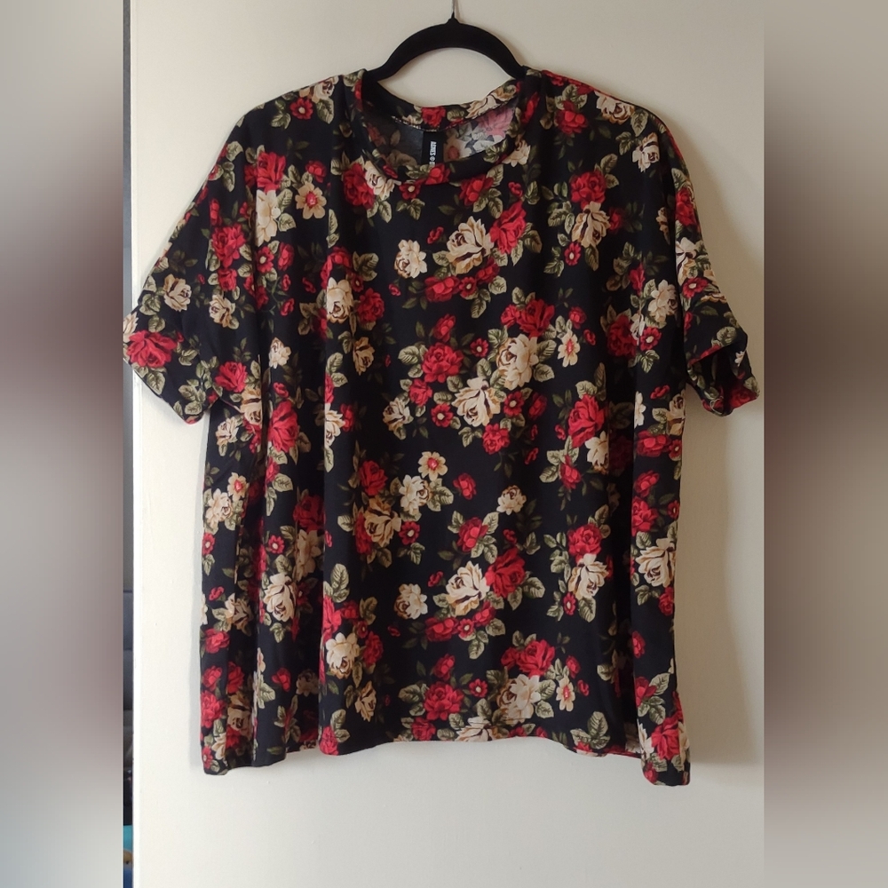 Agnes & Dora Black Floral Short-Sleeve Tee with Red & Cream Roses L NWT